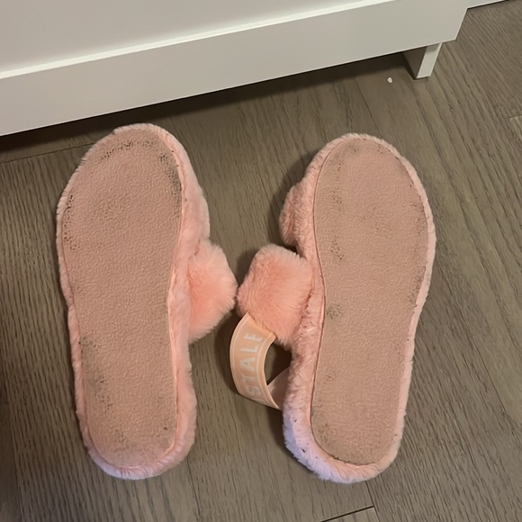 Aeropostale pink faux fur slippers - Picture 4 of 4